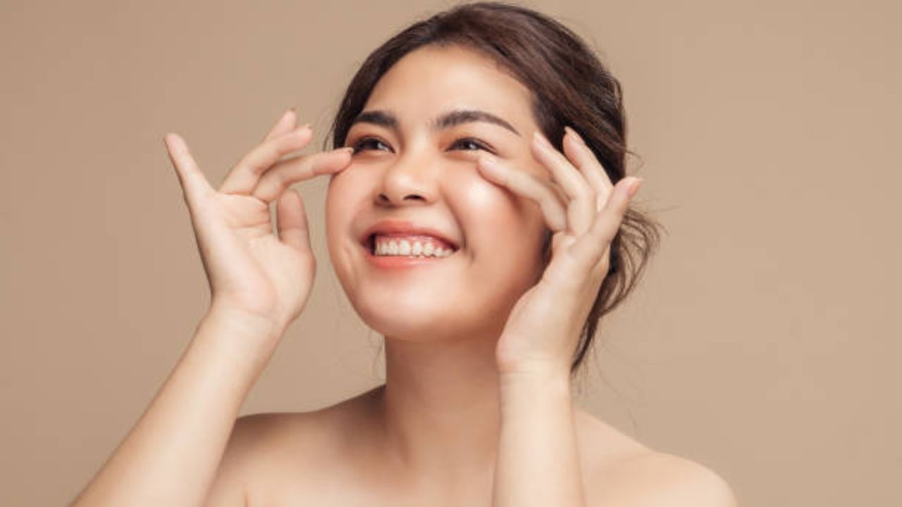 Basic Skin Care: স্কিন কেয়ারের পিছনে টাকা ও সময় ব্যয় করার দরকার নেই, এই ৪ ধাপ মানলেই গ্লো করবেন Basic Skin Care: স্কিন কেয়ারের পিছনে টাকা ও সময় ব্যয় করার দরকার নেই, এই ৪ ধাপ মানলেই গ্লো করবেন