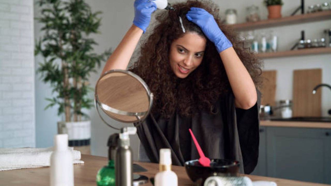 Hair Coloring Tips: পার্লারের খরচ বাঁচিয়ে বাড়িতে চুলে রং করছেন? যে ৭টি বিষয়ের খেয়াল রাখবেন