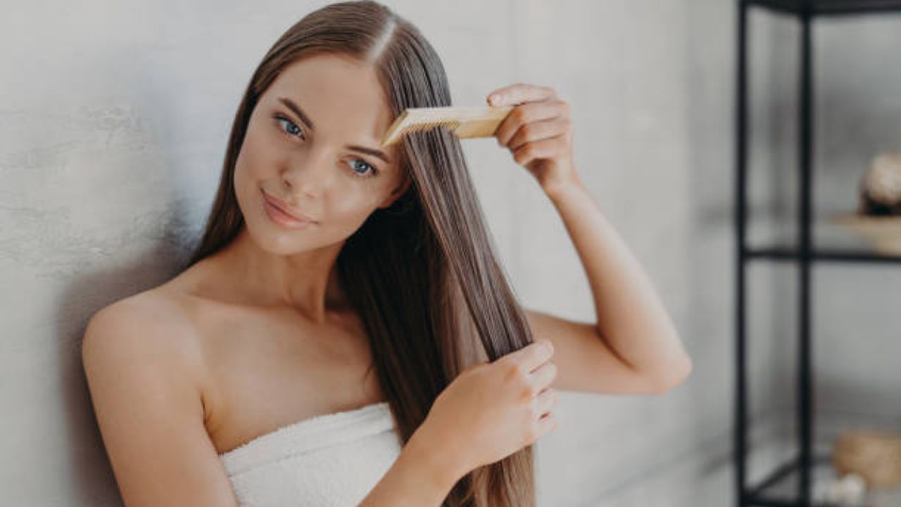 চুলে কেরাটিন প্রোটিনের মাত্রা কমে গেলে চুল পড়া বাড়তে থাকে। তাই কেরাটিন ট্রিটমেন্টের পর চুল পড়াকে রোধ করতে কাঠের মোটা দাঁতের চিরুনি ব্যবহার করুন। প্লাস্টিকের চিরুনি এড়িয়ে চলুন। 