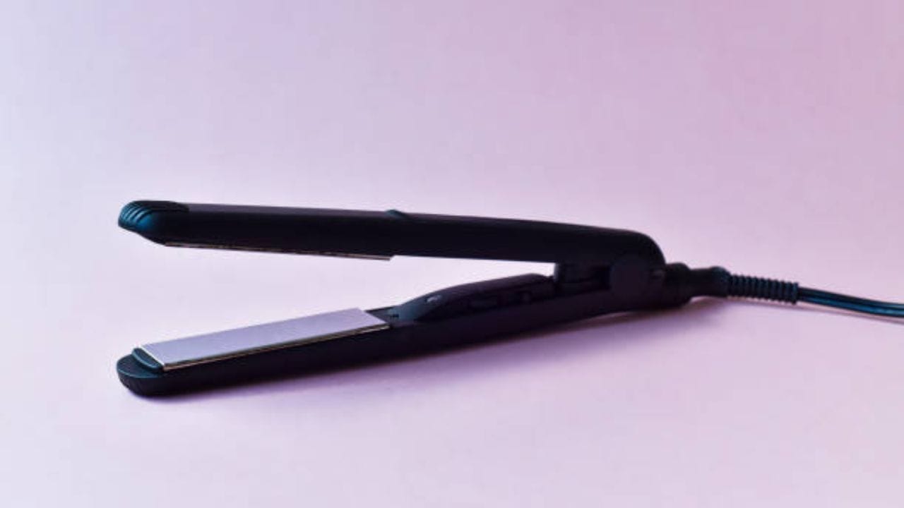 চুলে যত বেশি তাপ প্রয়োগ করবেন, কেরাটিন নষ্ট হয়ে যাবে। তাই কেরাটিন ট্রিটমেন্ট করানোর পরও চুলে হেয়ার ড্রায়ার, স্ট্রেটনার ব্যবহার করা চলবে না। এতে আপনার সমস্ত শ্রম জলে যাবে।