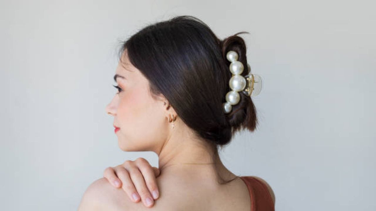 কেরাটিন ট্রিটমেন্ট করানোর পর চুল বেঁধে রাখা চলবে না। চুলের গঠন নষ্ট হয়ে যায়। বিনুনি করবেন না। খুব বেশি হলে ভাল মানের ব্যান্ড দিয়ে চুল বেঁধে রাখুন। 