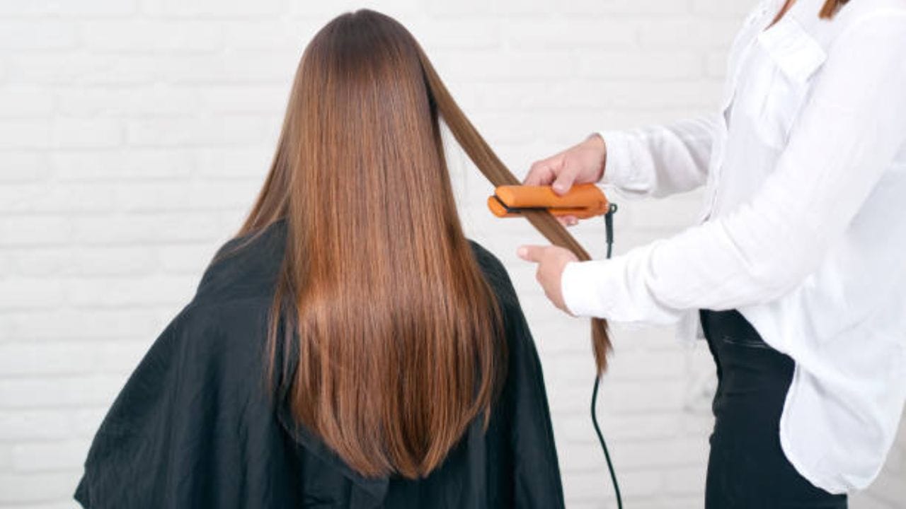 সামনেই পুজো। তার মধ্যে চুলেরও দশা ফেরাতে হবে। এসময় পার্লারে গেলে আপনাকে কেরাটিন ট্রিটমেন্ট করানোর পরামর্শ দেওয়া হয়েছে। কিন্তু হাজার টাকা খরচ কেরাটিন ট্রিটমেন্ট করালেই হয় না, তার যত্ন নিতে হয়। 