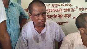 মিড ডে মিলের থালা চেটে যায় প্রধান শিক্ষকের কুকুর, প্রতিবাদ করতেই মার! মিড ডে মিলের থালা চেটে যায় প্রধান শিক্ষকের কুকুর, প্রতিবাদ করতেই মার!