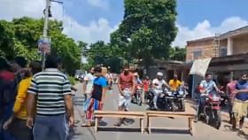 ওয়াকফ সম্পত্তিতেও তোলাবাজির অভিযোগ, পথ অবরোধে নামলেন গ্রামবাসী ওয়াকফ সম্পত্তিতেও তোলাবাজির অভিযোগ, পথ অবরোধে নামলেন গ্রামবাসী