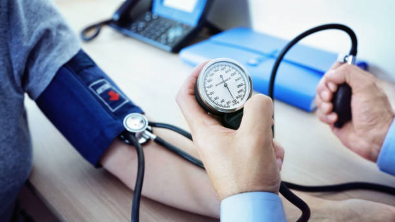 Hypertension: লাইফস্টাইল ঠিক না করলেই ব্লাড প্রেশার হানা দেবে একের পর এক অঙ্গে, জানুন Do's & Dont's Hypertension: লাইফস্টাইল ঠিক না করলেই ব্লাড প্রেশার হানা দেবে একের পর এক অঙ্গে, জানুন Do's & Dont's