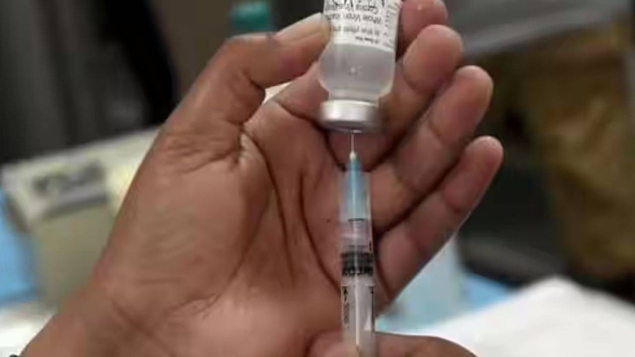 Uttar pradesh news: ভুল ইঞ্জেকশন দেওয়ায় কিশোরীর মৃত্যু, দেহ বাইরে ফেলে দিল হাসপাতালের কর্মীরা