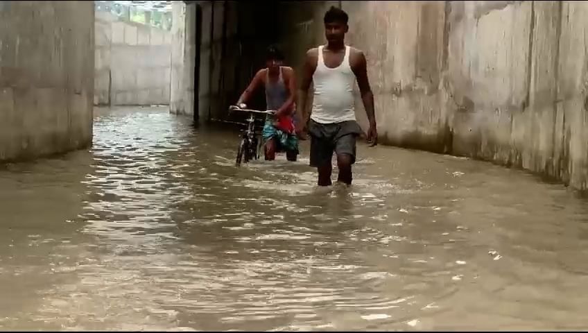 Katwa News: আন্ডারপাসে এক বুক জল!