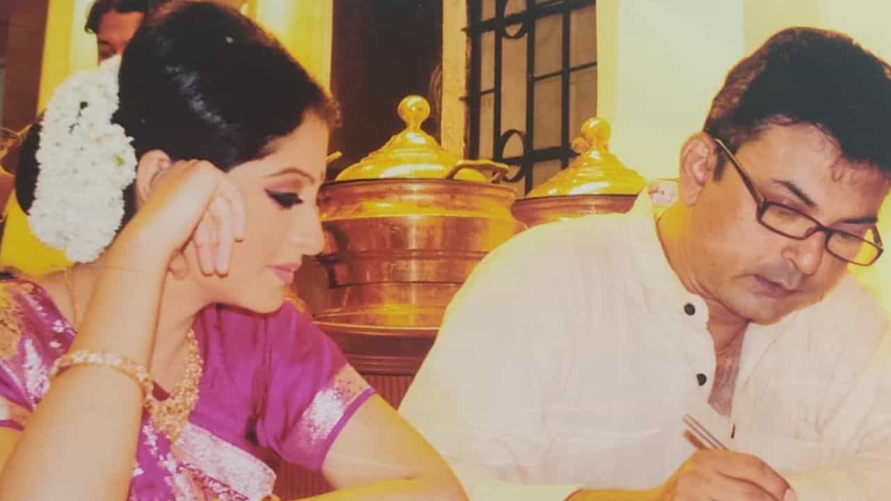 Kushal Chakraborty: দুর্ঘটনার হাত থেকে বাঁচিয়েছিলেন যিনি, তাঁকেই বিয়ে করেছেন অভিনেতা কুশল চক্রবর্তী Kushal Chakraborty: দুর্ঘটনার হাত থেকে বাঁচিয়েছিলেন যিনি, তাঁকেই বিয়ে করেছেন অভিনেতা কুশল চক্রবর্তী