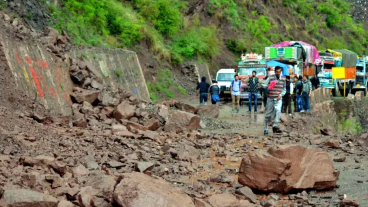 Truck accident: বোল্ডারে ধাক্কা খেয়ে খেলনা গাড়ির মতো খাদে গড়িয়ে গেল ট্রাক, মৃত ৪