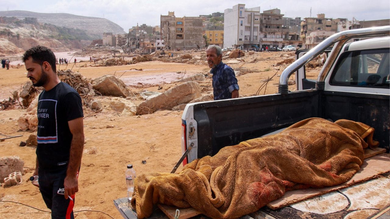 যত্রতত্র ছড়িয়ে ছিটিয়ে থাকা মৃতদেহের সৎকারের জন্য শহরের বিভিন্ন জায়গায় গণকবর খোঁড়া হয়েছে। বডি ব্যাগের ভিড়ে অনেকেই তাদের পরিজনকে শেষ একবার বিদায় জানানোর সুযোগও পাচ্ছেন না। ছবি:AFP
