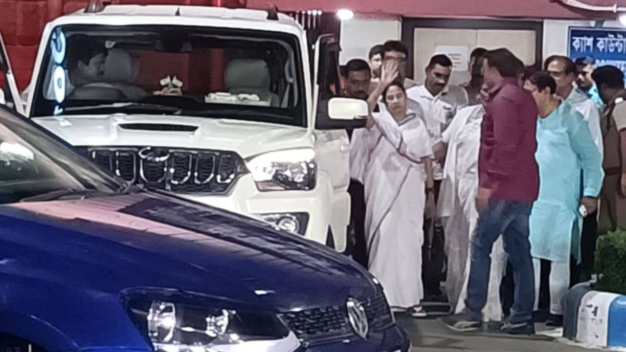 Mamata Banerjee: আবারও পায়ে চোট মমতার, আগামী ১০ দিন চলাফেরার ক্ষেত্রে মানতে হবে বিধিনিষেধ