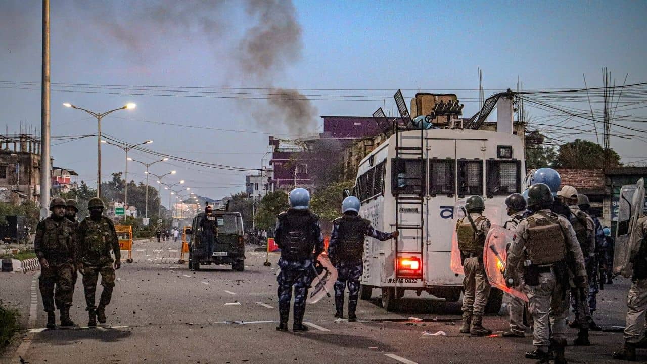 Manipur Violence: পড়ুয়া খুনে সিবিআইয়ের হাতে গ্রেফতার ৪, অশান্তি রুখতে ফের ইন্টারনেট ব্যান মণিপুরে