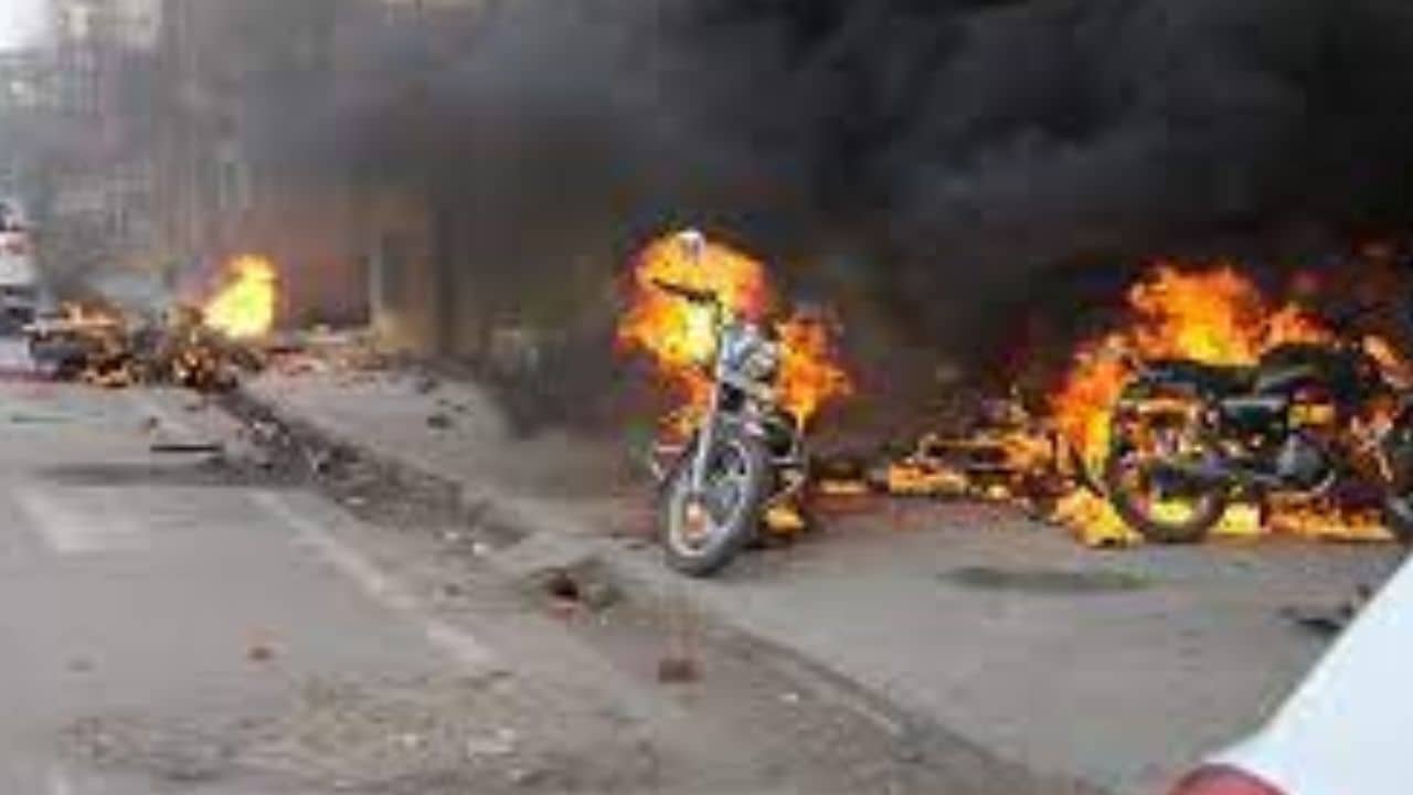 Maoist attack: ফের ঝাড়খণ্ডে মাও-হামলা, ৪টি গাড়িতে আগুন ধরিয়ে দিয়ে নির্মাণকর্মীকে হেনস্থা