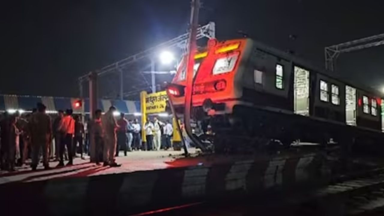 Train Derailed: এ কী বিপত্তি! রেললাইন ছেড়ে প্ল্যাটফর্মে উঠে গেল ট্রেন, বিদ্যুৎস্পৃষ্ট ১ মহিলা