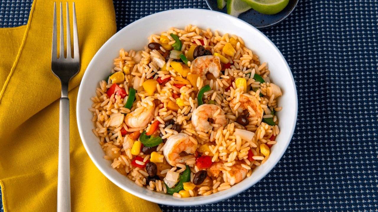 One-Pot Meal: অফিসে কী টিফিন নিয়ে যাবেন বুঝতে পারেন না? ১৫ মিনিটে বানিয়ে ফেলুন মেক্সিকান রাইস