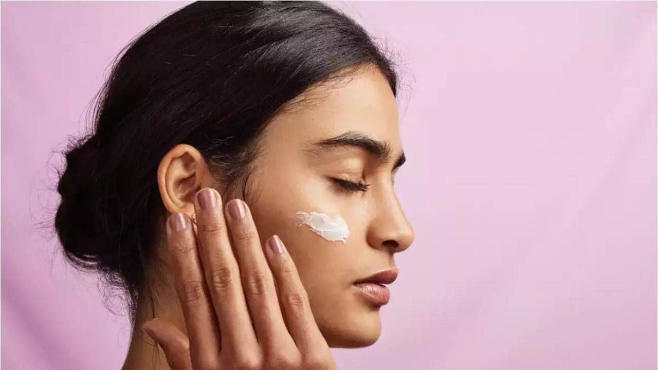 Skin Care: কাজের চাপে ময়েশ্চারাইজার লাগাতে ভুলে যান? জানুন কী ক্ষতি করছেন ত্বকের