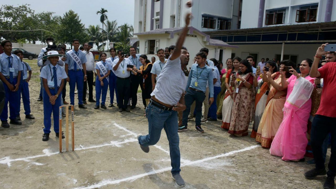 আসন্ন বায়োপিকের প্রচারে শহরে এসে সল্টলেকের এক স্কুলে কচিকাঁচাদের সঙ্গে বেশ কিছুক্ষণ ক্রিকেট খেলতে দেখা যায় মুথাইয়া মুরলীধরনকে। তাঁকে দেখতে ভিড় উপচে পড়ে।