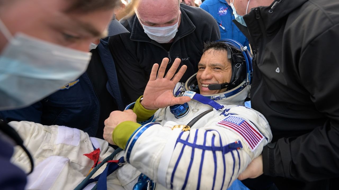 NASA Astronaut Returned: মহাকাশে 371 দিন কাটিয়ে পৃথিবীতে ফিরেছেন 3 নভোচারী, কেমন কাটল এতদিন?