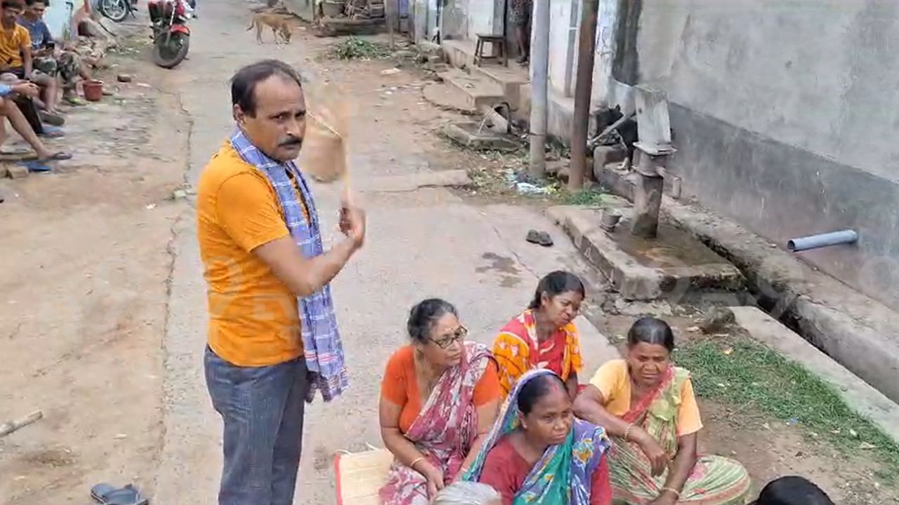 Bankura: হাতপাখা-হ্যারিকেন নিয়ে মাঝ রাস্তায় বিধায়ক, লোডশেডিংয়ে নাজেহাল দশা