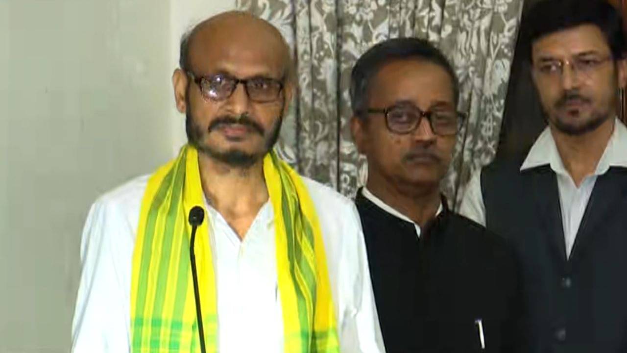 Dhupguri: প্রথমবার রাজভবনে শপথ অনুষ্ঠান, শপথ নিলেন ধূপগুড়ির বিধায়ক