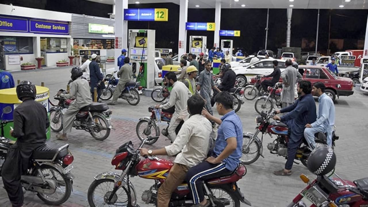 Pakistan Fuel Price: পাকিস্তানে পেট্রোল-ডিজেলের দাম ৩০০ পার করল! ইতিহাসে প্রথমবার