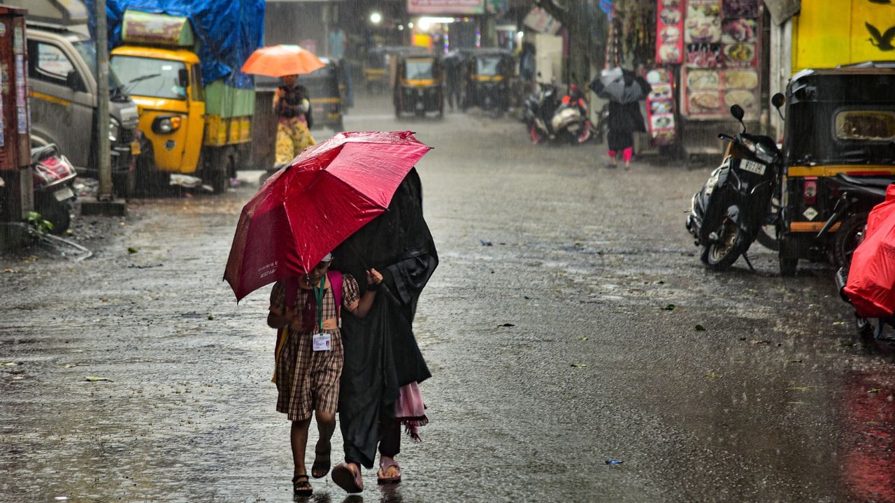 Weather Forecast: লম্বা উইকএন্ডের ছুটি ভেস্তে দেবে নিম্নচাপ, আগামী ৪ দিন বৃষ্টিতে ভাসবে কোন কোন রাজ্য?