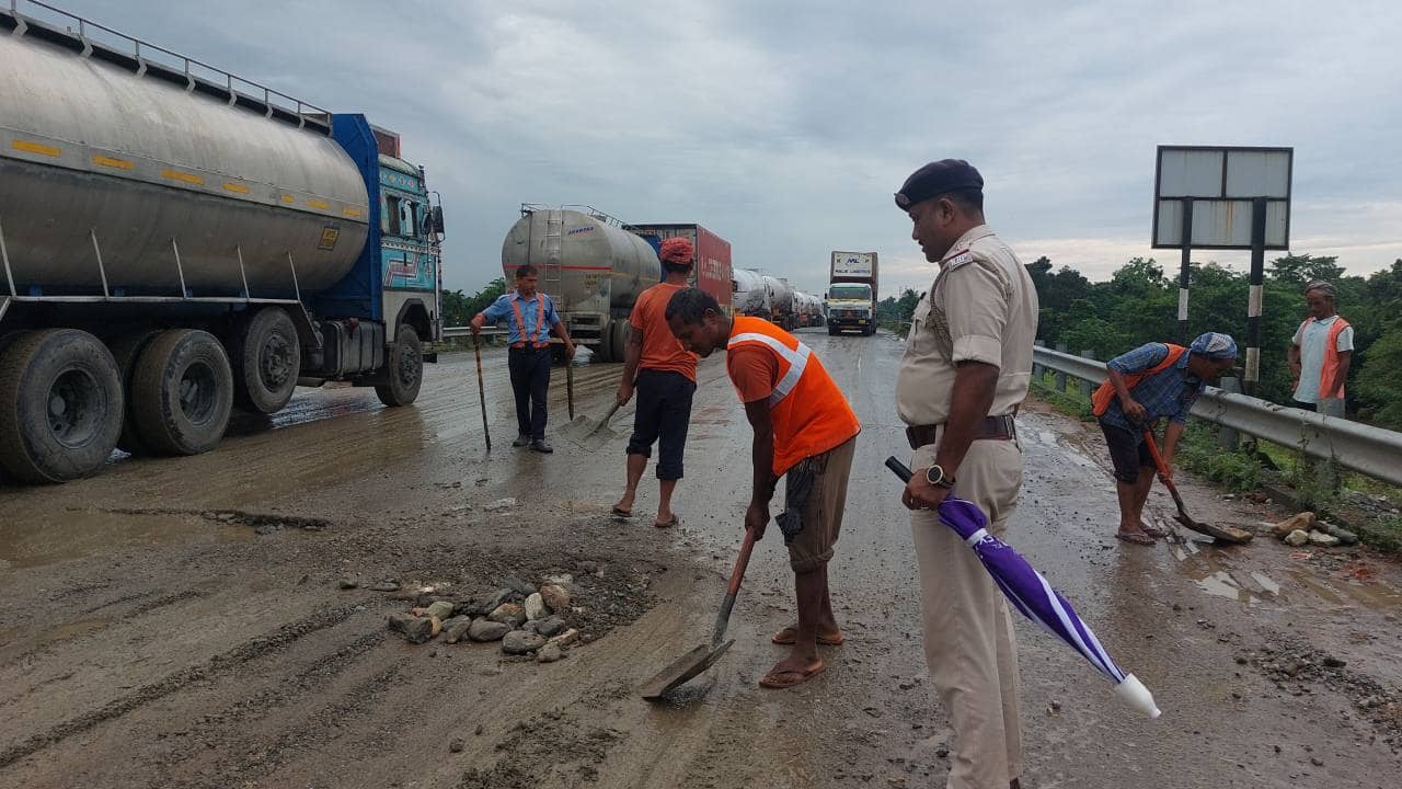 Road Repair: টিভি৯ খবর করতেই রাস্তা মেরামতির কাজ শুরু ধূপগুড়িতে
