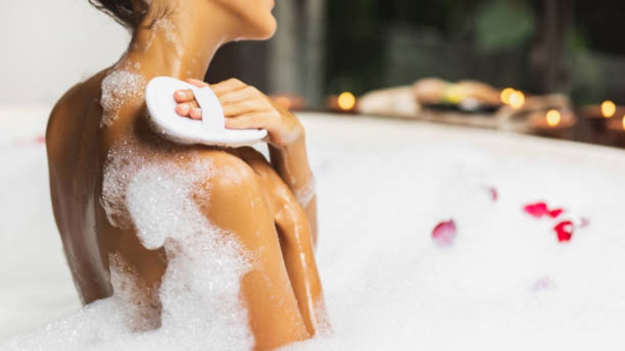 লুফা দিয়ে ত্বক ঘষে ঘষে পরিষ্কার করেন? অনেকে আবার নখ দিয়েই ত্বক ঘষে নেন। আবার কেউ কেউ ঝিঙের তৈরি জ্বালি ব্যবহার করেন। কিন্তু ত্বকের উপর অতিরিক্ত স্ক্রাব করা উচিত নয়।