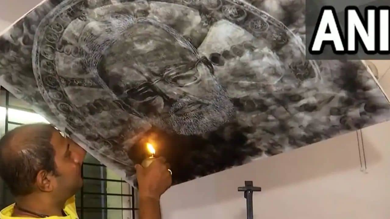 PM Narendra Modi: ৭৪-এ পা প্রধানমন্ত্রীর, ধোঁয়া দিয়ে ক্যানভাসে নমোর অনবদ্য ছবি ফুটিয়ে তুললেন শিল্পী