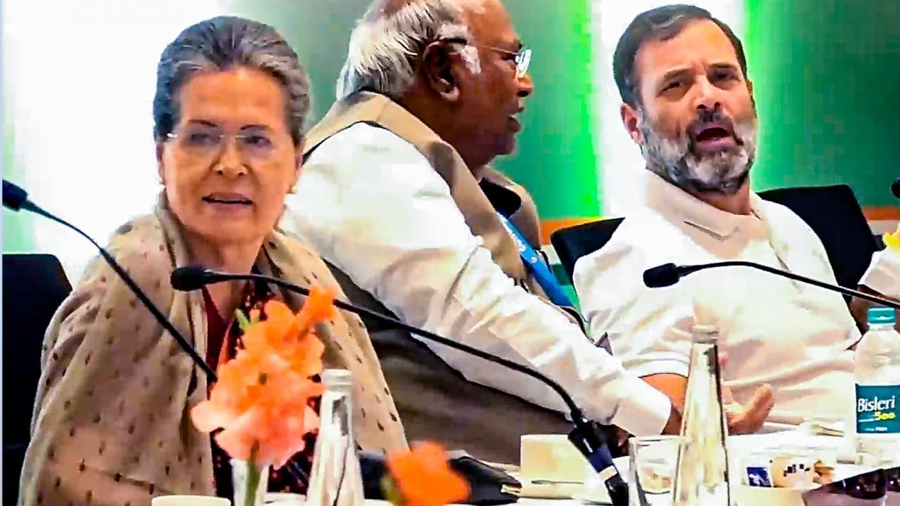 Sonia Gandhi: 'সংবাদমাধ্যমের কাছে ছুটবেন না', অন্তর্দ্বন্দ্ব মেটাতে টোটকা সনিয়ার, মানবেন নেতারা?