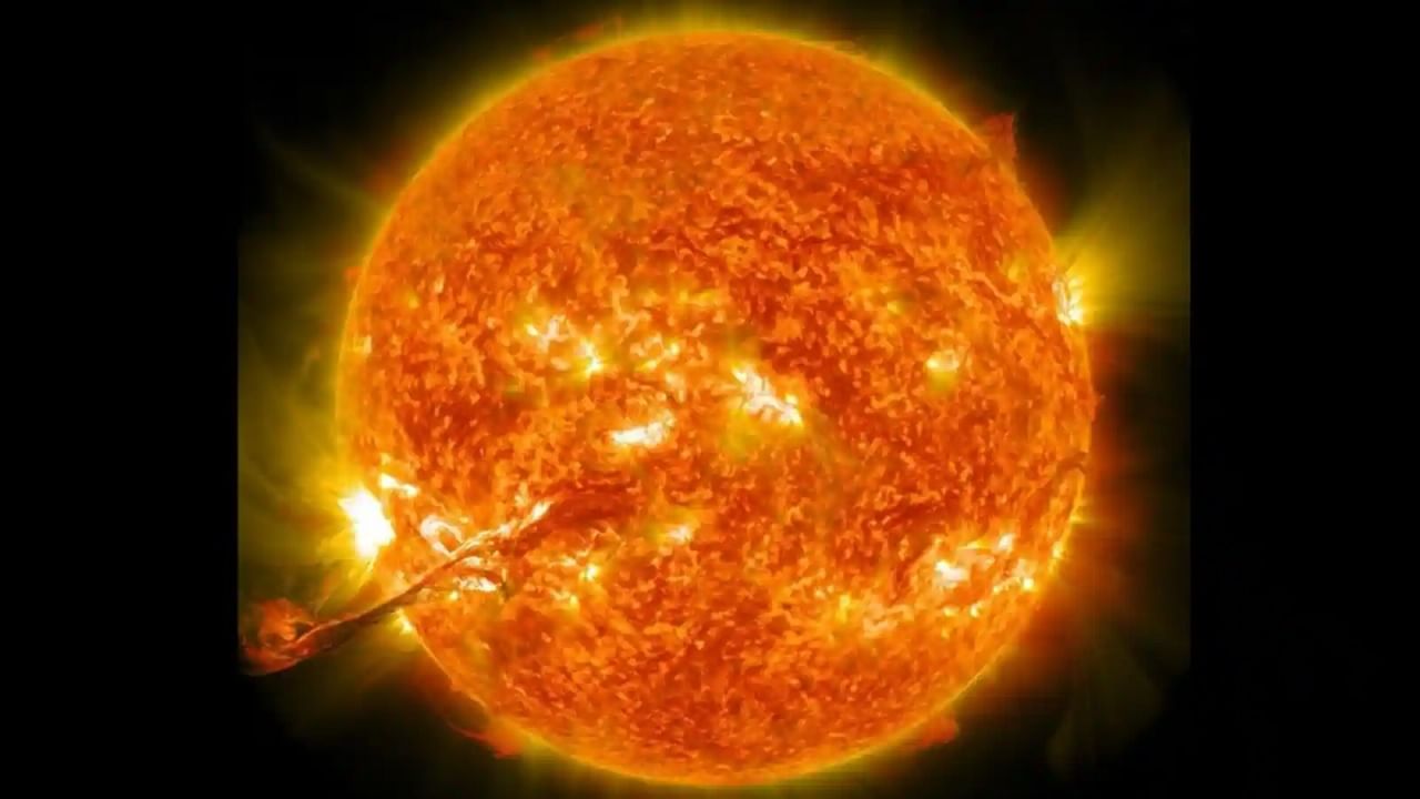 Solar Flares Picture: জ্বলছে যেন আগুনের গোলা, পৃষ্ঠে হলুদ ফাটল; NASA-র শেয়ার করা সূর্যের ছবি দেখে মুগ্ধ বিশ্ববাসী