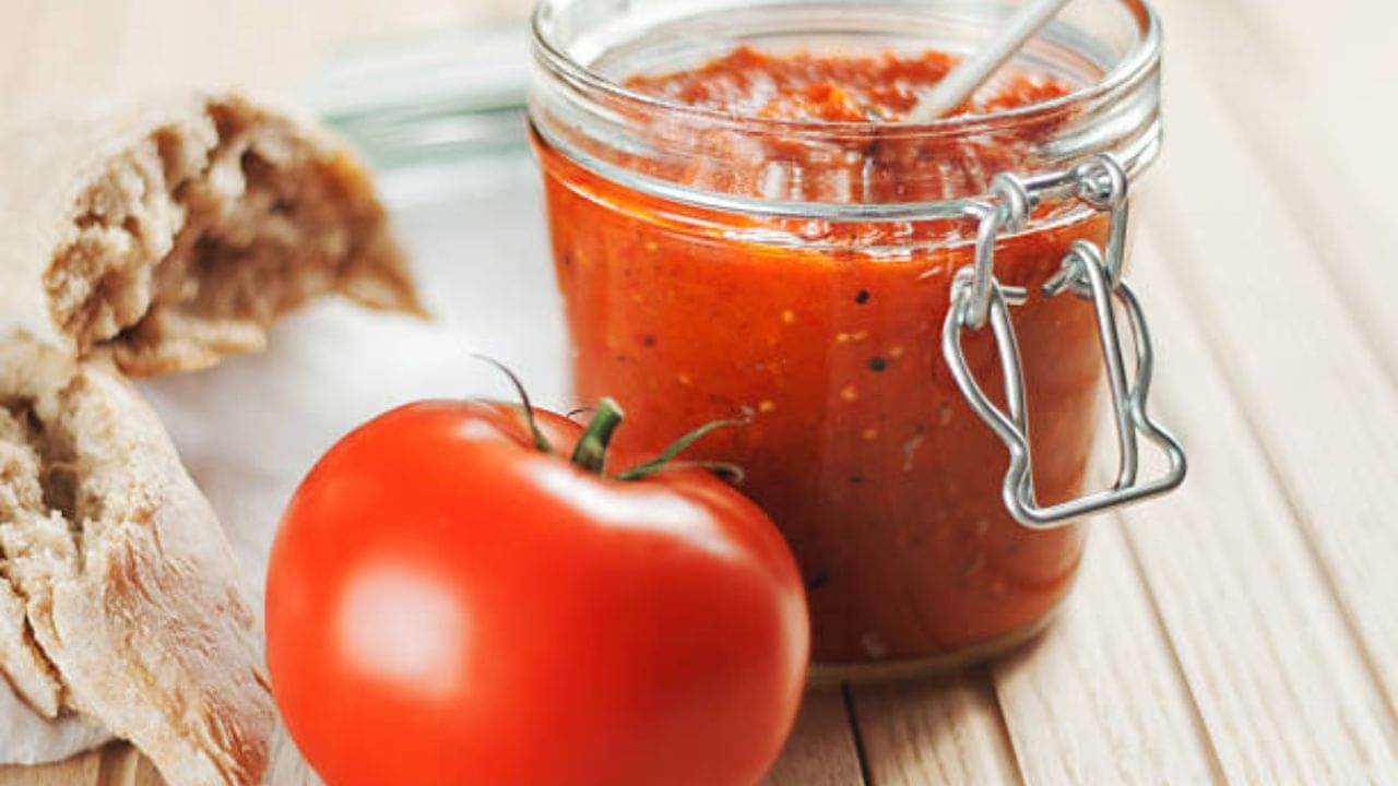 Tomato Chutney: খেজুর-আমসত্ত্ব‌ ছাড়া টমেটোর টক-ঝাল-মিষ্টি চাটনি বানান, তাজা থাকবে ২ মাস