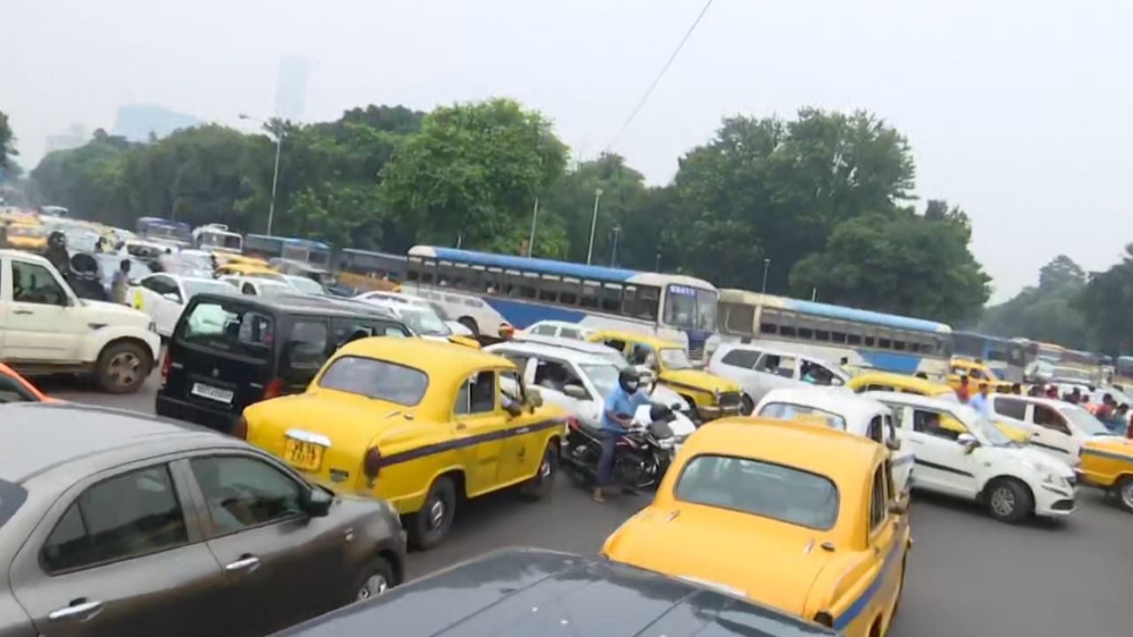 Traffic Jam at Howrah: ঘণ্টার পর ঘণ্টা দাঁড়িয়ে সার সার গাড়ি, ব্যস্ত দিনে কার্যত রুদ্ধ কলকাতা