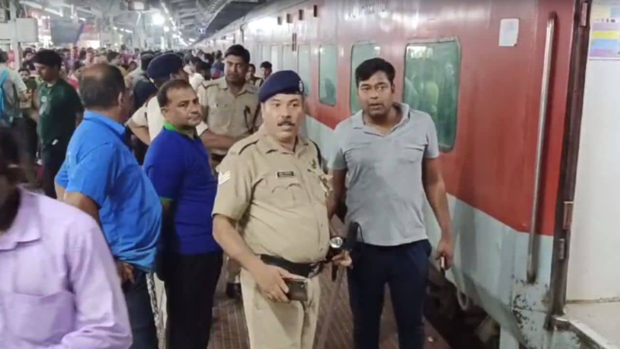 Smoke in Train: এসি কামরা থেকে বেরচ্ছে ধোঁয়া, তড়িঘড়ি ট্রেন থামল মালদহে