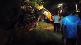 সিউড়ির কাছে লরি উল্টে মৃত ২, আহত ৭ সিউড়ির কাছে লরি উল্টে মৃত ২, আহত ৭