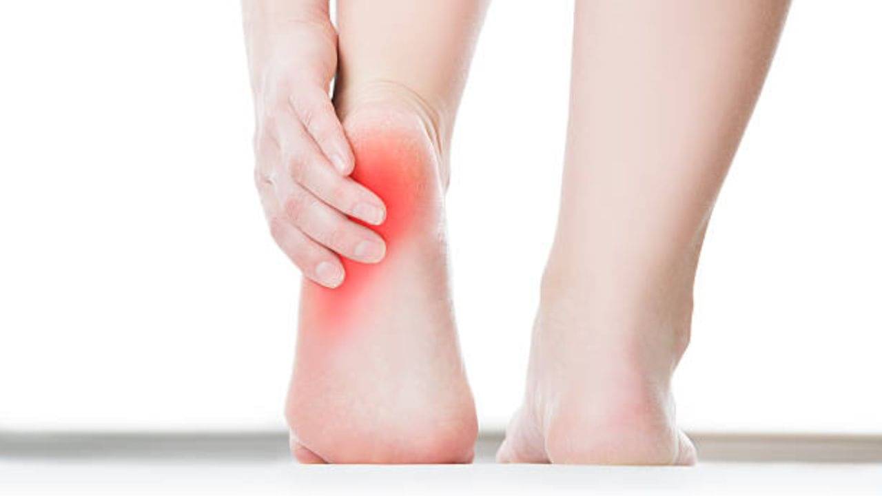 Uric Acid: গোড়ালির ব্যথায় মাটিতে পা ফেলতে পারছেন না? যে ৫ খাবারে বশে থাকবে ইউরিক অ্যাসিডের মাত্রা