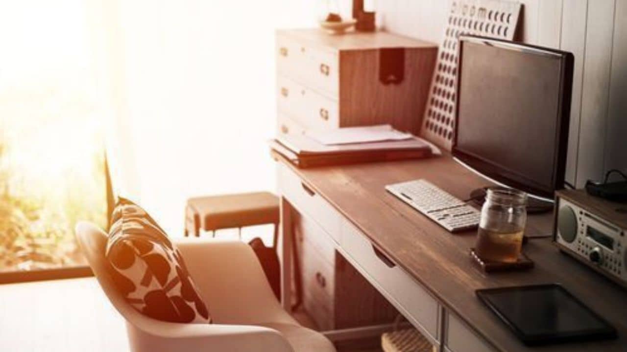 Vastu Tips: বাস্তুমতে এই ৭ নিয়ম মানলেই কেরিয়ারের শীর্ষে উঠবেন তরতরিয়ে, কর্মক্ষেত্রে আয় হবে হু হু করে