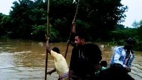 ভাঙল বাঁধ, রাতের অন্ধকারে হু হু করে জল ঢুকল নলহাটির গ্রামে ভাঙল বাঁধ, রাতের অন্ধকারে হু হু করে জল ঢুকল নলহাটির গ্রামে