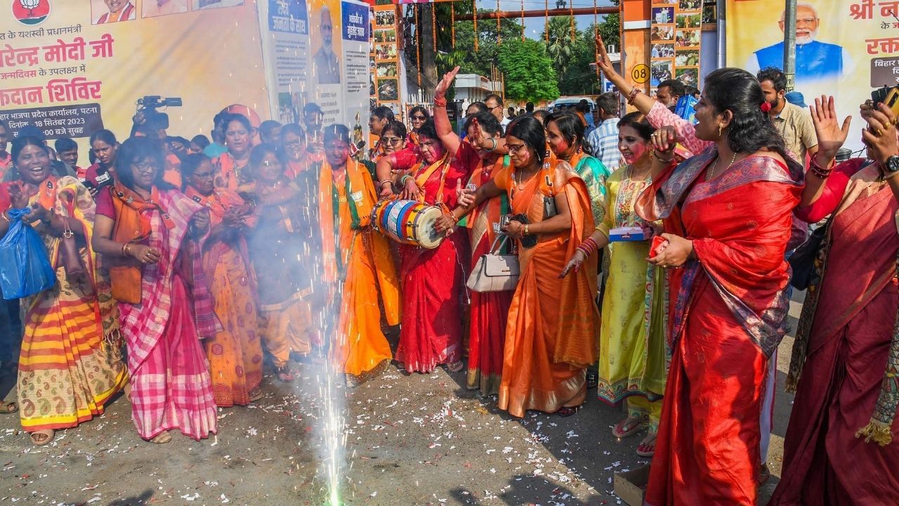 Women Reservation Bill: বিল পাশ হলেও মহিলাদের আসন সংরক্ষণ শুরু হতে ঢের দেরি এখনও, কবে চালু হবে আইন? Women Reservation Bill: বিল পাশ হলেও মহিলাদের আসন সংরক্ষণ শুরু হতে ঢের দেরি এখনও, কবে চালু হবে আইন?