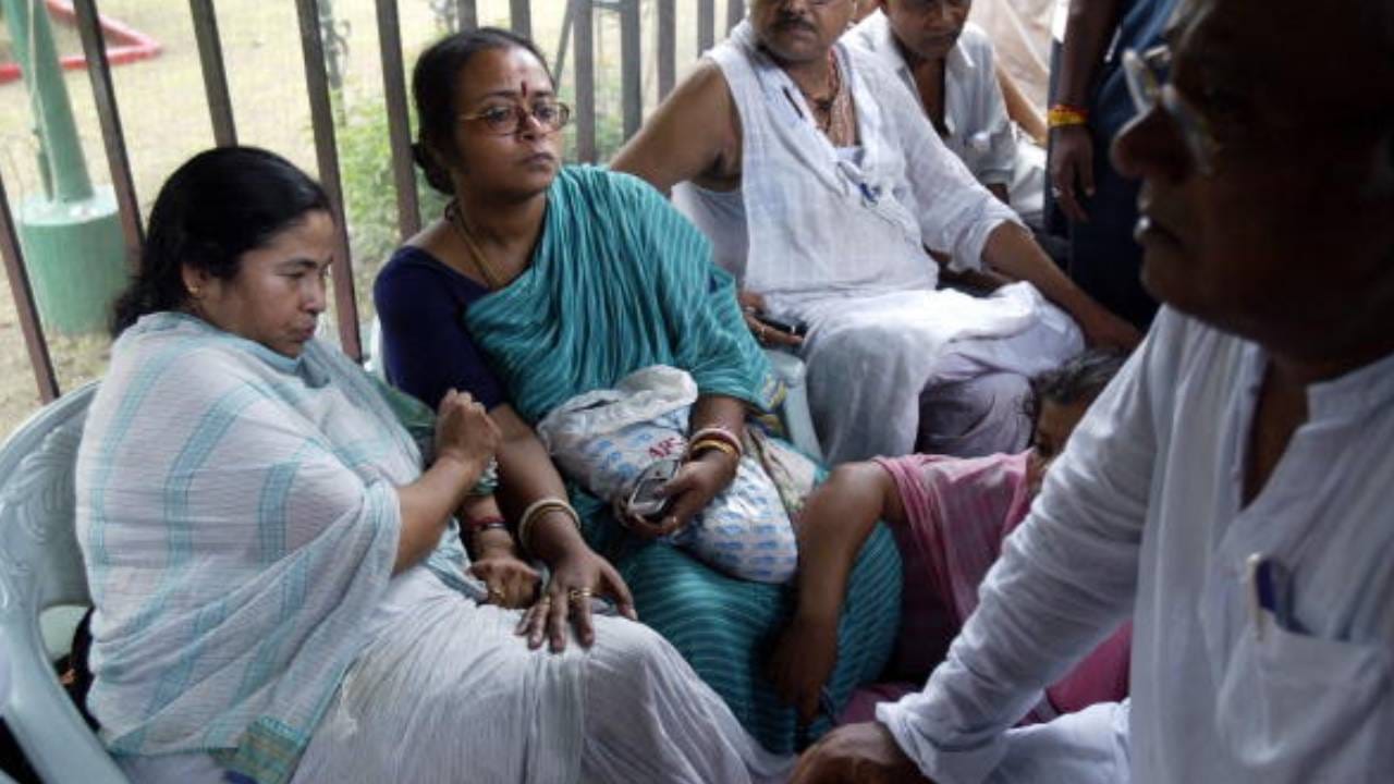 কলকাতায় অবস্থানে বসলেন মমতা বন্দ্যোপাধ্যায়। তখন তিনি বিরোধী মঞ্চে। ২০০৬ সাল। অভিযোগ, সেদিন ভোরে তাঁকে জোর করে সিঙ্গুর থেকে তুলে দেওয়া হয়েছিল। এরপর কলকাতায় মেয়ো রোডে বসেন। অনিচ্ছুক কৃষকদের জমি অধিগ্রহণ করে টাটা মোটরসের ন্যানো কারখানার প্রতিবাদে অবস্থান করেন তিনি। AFP PHOTO/Deshakalyan CHOWDHURY (Photo credit should read DESHAKALYAN CHOWDHURY/AFP via Getty Images)