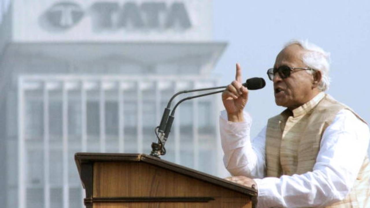 ২০০৭, ৭ জানুয়ারি। কলকাতায় মিটিং করলেন মুখ্যমন্ত্রী বুদ্ধদেব ভট্টাচার্য। ডিওয়াইএফআইয়ের মিটিং। রাজ্যের শিল্পোন্নয়ন নিয়ে বার্তা দিলেন মুখ্যমন্ত্রী।  AFP PHOTO/STR (Photo credit should read STRDEL/AFP via Getty Images)