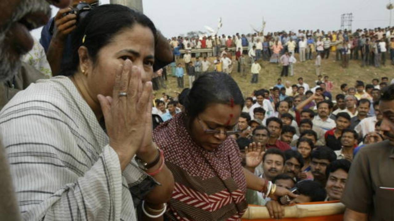 ২০০৭ সালের ১০ ফেব্রুয়ারি। প্রতিবাদে মমতা। সিঙ্গুরে তাঁর সভায় ছায়াসঙ্গী ছিলেন সোনালি গুহ। AFP PHOTO/Deshaklayan CHOWDHURY (Photo credit should read DESHAKALYAN CHOWDHURY/AFP via Getty Images)