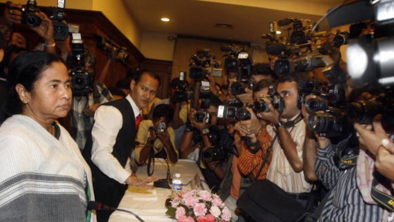 ২০০৮ সালের ১৯ অগস্ট। বেঙ্গল চেম্বার কমার্স কলকাতায় মমতা বন্দ্যোপাধ্যায়। চেম্বার অব কমার্সের আমন্ত্রণে আসেন তিনি। শিল্প নিয়ে এক আলোচনা ছিল সেখানে। AFP PHOTO/Deshakalyan CHOWDHURY (Photo credit should read DESHAKALYAN CHOWDHURY/AFP via Getty Images)