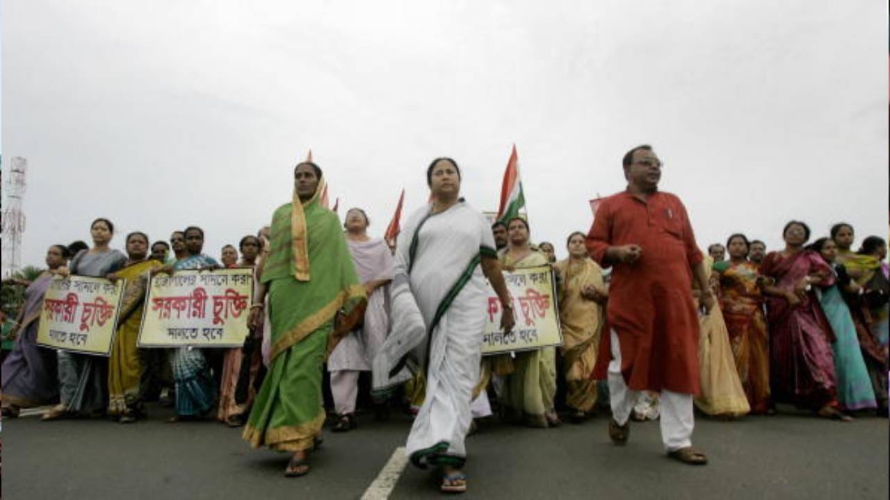 ২০০৮ সালের ২৬ সেপ্টেম্বর। অনিচ্ছুক কৃষকদের নিয়ে পথে নামলেন মমতা বন্দ্য়োপাধ্যায়। টাটাদের নির্মীয়মাণ কারখানার পাশ দিয়েই সেই মিছিল এগিয়ে যায়।  AFP PHOTO/Deshakalyan CHOWDHURY (Photo credit should read DESHAKALYAN CHOWDHURY/AFP via Getty Images