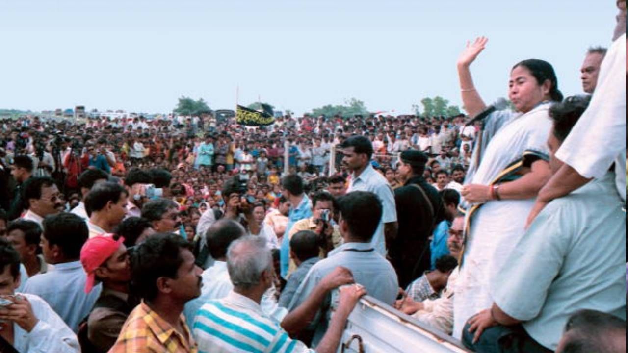 ১৮ জুন। সিঙ্গুরের বাজেমেলিয়া মৌজায় তৃণমূল নেত্রী মমতা বন্দ্যোপাধ্যায় সভা করলেন। কৃষকদের স্বার্থরক্ষার স্বার্থে সেই সভা। (Photo by Shamik Banerjee/The The India Today Group via Getty Images)