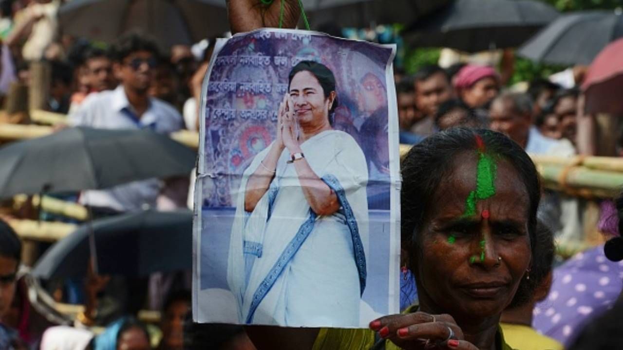২০১৬ সালের ১৪ সেপ্টেম্বর। যাঁদের জমি অধিগ্রহণ হয়েছিল, নতুন মালিকানার নথি তুলে দিলেন রাজ্যের মুখ্যমন্ত্রী মমতা বন্দ্যোপাধ্যায়। সুপ্রিম কোর্ট ততদিনে নির্দেশ দিয়েছে ১২ সপ্তাহের মধ্যে কৃষকদের জমি ফেরাতে হবে। ৯৯৭ একর জমি ফেরানোর নির্দেশ দেয় ৩১ অগস্ট।  / AFP / Dibyangshu SARKAR (Photo credit should read DIBYANGSHU SARKAR/AFP via Getty Images)