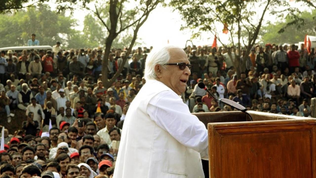 বামেরা প্রতিবাদ সভা করে। সিঙ্গুর থেকে শালবনি পদযাত্রার সূচনা করেন রাজ্যের প্রাক্তন মুখ্যমন্ত্রী বুদ্ধদেব ভট্টাচার্য। ততদিনে ন্যানো সিঙ্গুর ছেড়ে গুজরাটের সানন্দে চলে গিয়েছে। (Photo by Subhendu Ghosh/Hindustan Times via Getty Images)