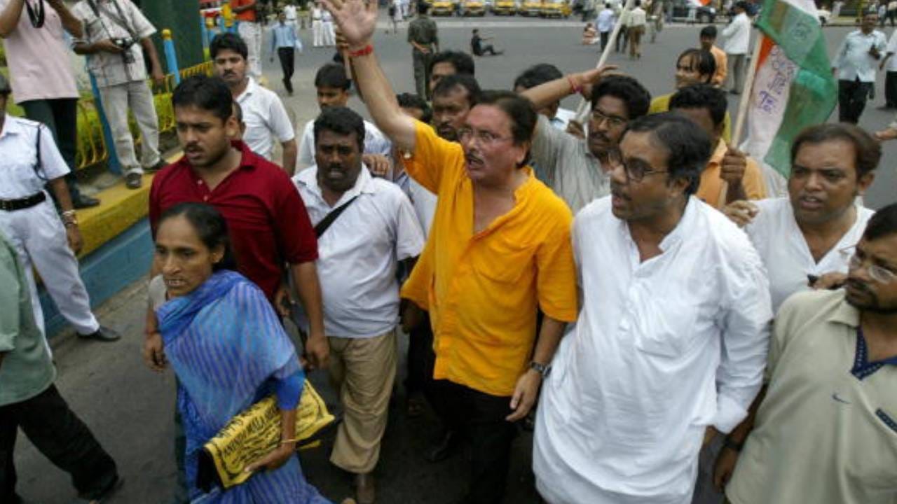 তৃণমূল কংগ্রেসের সমর্থকরা রাস্তা বন্ধ করে প্রতিবাদ জানায়। ২০০৬ সালের ২৬ সেপ্টেম্বর। AFP PHOTO Deshakalyan CHOWDHURY (Photo credit should read DESHAKALYAN CHOWDHURY/AFP via Getty Images)