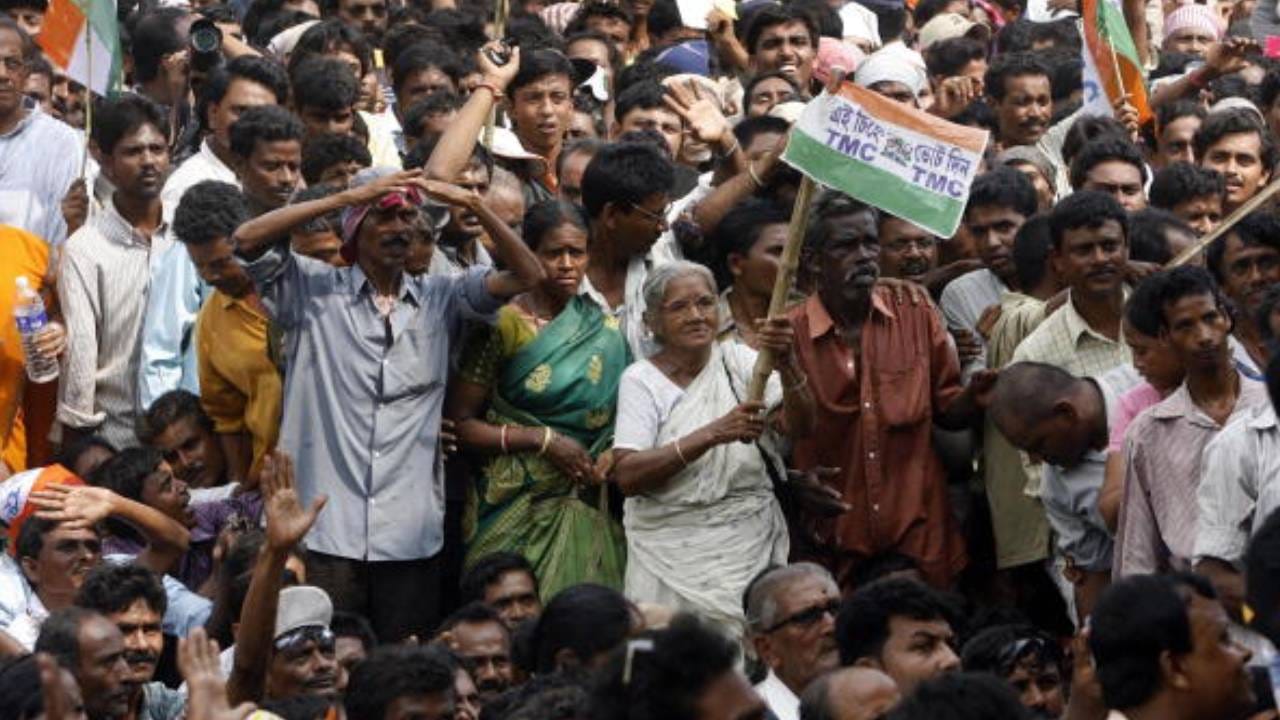 ২০০৮ সালের ২৪ অগস্ট। তৃণমূলের সমর্থকরা টাটার কারখানার মূল গেটের সামনে বিক্ষোভ দেখালেন। প্রায় ৪০ হাজার মানুষ সেদিন ন্যানোর কারখানার সামনে বিক্ষোভ দেখান। AFP PHOTO/Deshakalyan CHOWDHURY (Photo credit should read DESHAKALYAN CHOWDHURY/AFP via Getty Images)