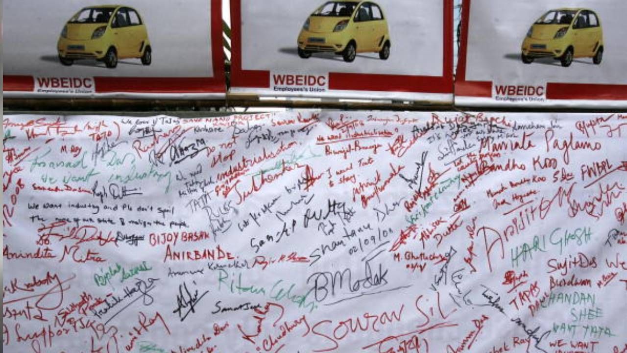 ২০০৮ সালের ৩ সেপ্টেম্বর। কলকাতায় এভাবেই টাটার কারখানার সমর্থনে সই দেখা গিয়েছিল। AFP PHOTO/Deshakalyan CHOWDHURY (Photo credit should read DESHAKALYAN CHOWDHURY/AFP via Getty Images)